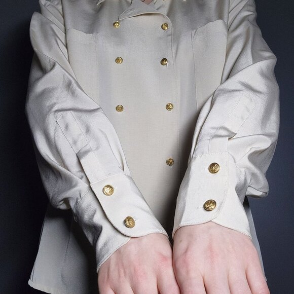 Vintage 70s pirate cream button-up shirt with pointy collar and gold buttons - Picture 11 of 16